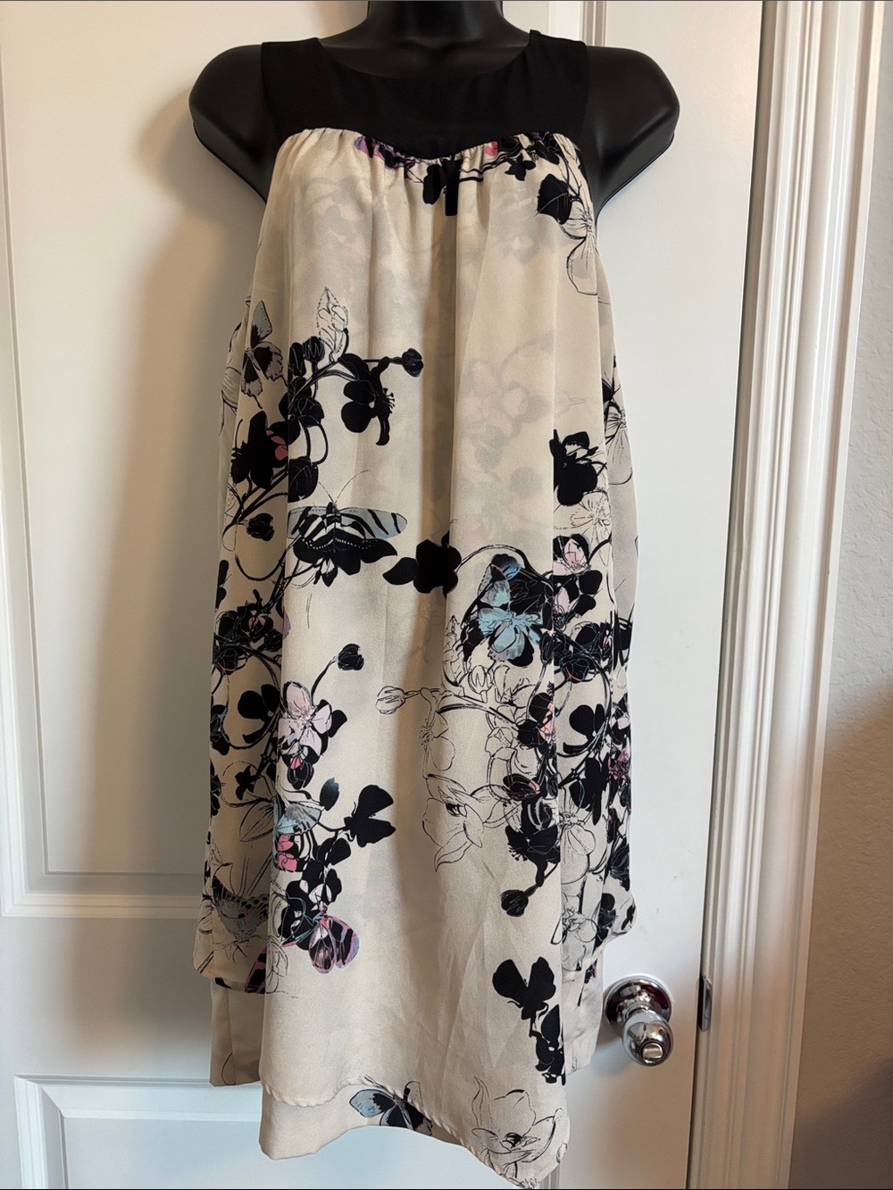 Kensie Sleeveless Floral Swing Dress in Cream and Black size Small